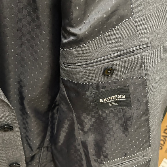 Express Suit - Picture 7 of 10